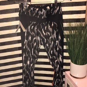 Trina Turk Pants - BNWT Trina Turk Recreation Active Capris Trina Turk Pants - BNWT Trina Turk Recreation Active Capris